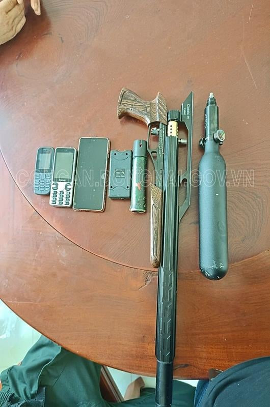 Kẻ cướp dùng súng khống chế con tin ở Đồng Nai bị bắt thế nào? - Hình 2 Ke cuop dung sung khong che con tin o Dong Nai bi bat the nao?-Hinh-2