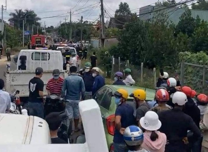 Sau khi tẩu thoát đối tượng Hoàng Anh dùng súng khống chế ông Đinh Phi Long, sinh năm 1969, ngụ xã Quang Trung, huyện Thống Nhất đang điều khiển xe máy biển số 60K3-2228, yêu cầu chở đi trốn. 