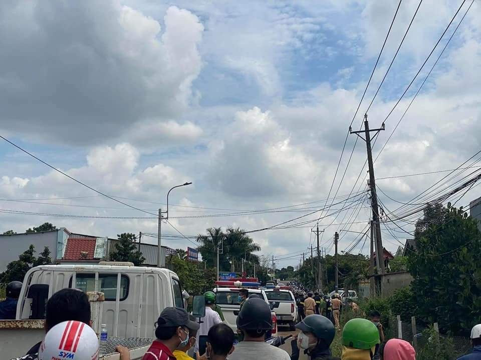 Tuy nhiên, khi đi được khoảng 2km, ông Long đã tìm cách bỏ chạy, để lại xe máy. Đối tượng Hoàng Anh tiếp tục cướp xe máy của ông Long chạy về nhà ở xã Xuân Bắc, huyện Xuân Lộc. Khi về đến nhà, Hoàng Anh lại dùng súng khống chế em trai là Đinh Ngọc Lê Duy Anh yêu cầu lấy xe tải chở đi trốn. 