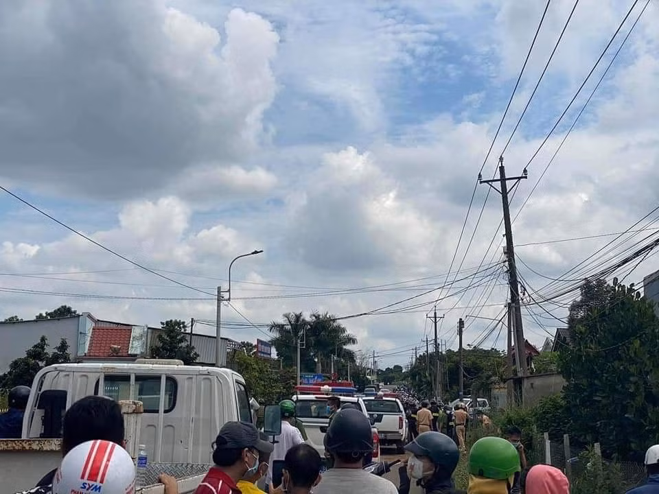 Tuy nhiên, khi đi được khoảng 2km, ông Long đã tìm cách bỏ chạy, để lại xe máy. Đối tượng Hoàng Anh tiếp tục cướp xe máy của ông Long chạy về nhà ở xã Xuân Bắc, huyện Xuân Lộc. Khi về đến nhà, Hoàng Anh lại dùng súng khống chế em trai là Đinh Ngọc Lê Duy Anh yêu cầu lấy xe tải chở đi trốn. 