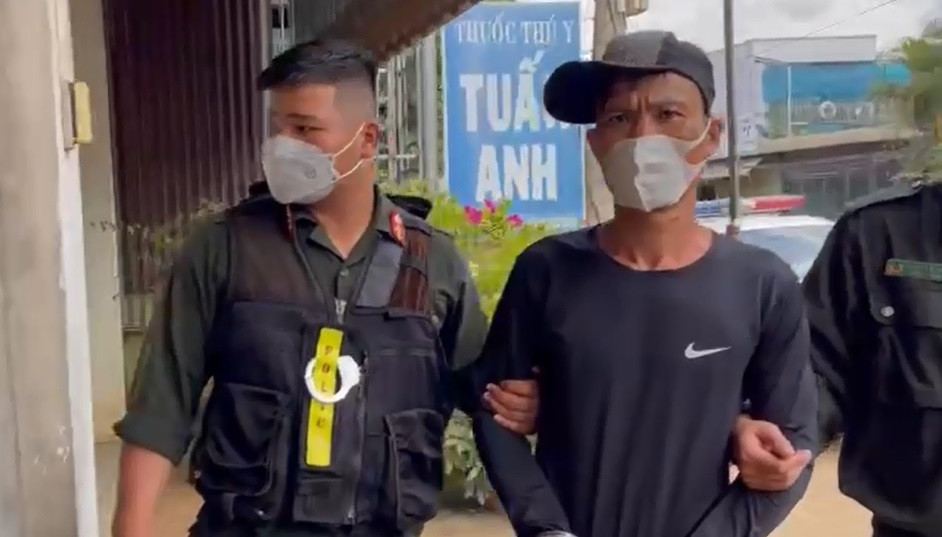 Khoảng 7h30 phút sáng cùng ngày, Công an xã Quang Trung, huyện Thống Nhất kiểm tra nhà nghỉ Khánh Ngọc trên địa bàn phát hiện đối tượng Đinh Ngọc Lê Hoàng Anh với nhiều biểu hiện nghi vấn. Lúc này, đối tượng bỏ chạy ra khỏi nhà nghỉ và mang theo một một khẩu súng. 