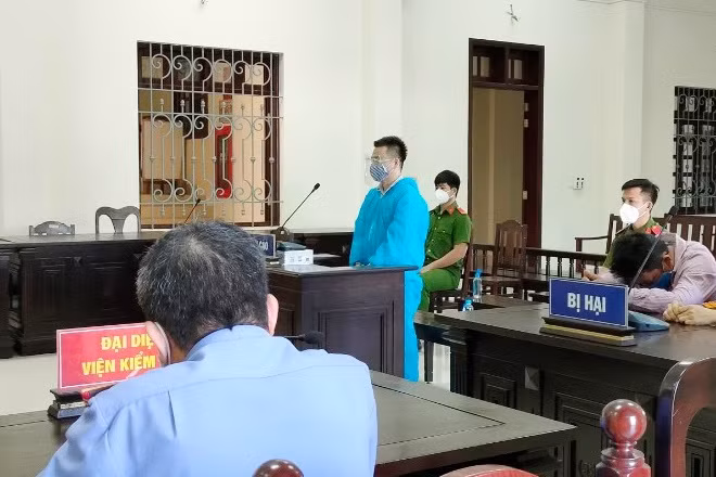  Tăng án tù thầy giáo dâm ô học sinh ở Tây Ninh. Ngày 5/11, TAND tỉnh Tây Ninh mở phiên xét xử phúc thẩm và tuyên án 8 năm tù giam đối với bị cáo Nguyễn Hoàng Nhựt (39 tuổi, giáo viên trường THCS Phước Minh), tăng 1 năm tù giam so với án sơ thẩm. Nhựt đã quan hệ tình dục, dâm ô nhiều nam sinh trường THCS Phước Minh, huyện Dương Minh Châu (Tây Ninh) gây bức xúc dư luận.