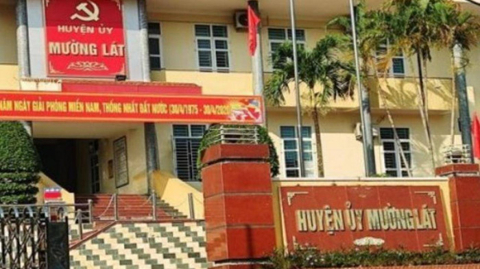  Đình chỉ Phó BQL dự án xây dựng huyện Mường Lát cùng Chủ tịch xã. Huyện ủy Mường Lát vừa đình chỉ công tác ông Lương Chí Hùng, Chủ tịch UBND xã Tam Chung và ông Lương Xuân Thành, Phó Ban QLDA xây dựng huyện Mường Lát để phục vụ công tác điều tra vụ án hình sự. Cơ quan điều tra hình sự Bộ đội Biên phòng đã ra quyết định khởi tố bị can đối với 2 ông Hùng và ông Thành về tội thiếu trách nhiệm gây hậu quả nghiêm trọng. Hai cán bộ trên bị khởi tố do liên quan đến công tác GPMB từ năm 2012.