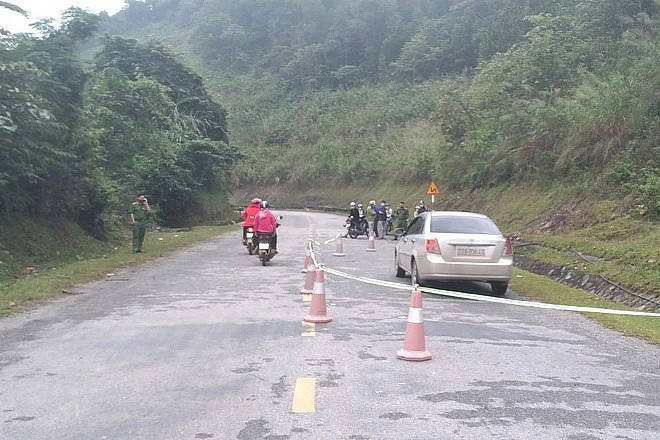  Người đàn ông tử vong bất thường trong ô tô đang nổ máy. Ngày 5/11, cơ quan chức năng Na Hang (Tuyên Quang) vẫn đang làm rõ vụ người đàn ông tử vong bất thường trong xe vẫn đang nổ máy ở thị trấn Na Hang. Sáng 4/11, thi thể người đàn ông được phát hiện trong ô tô Lacetti đang nổ máy thuộc địa phận thị trấn Na Hang. Danh tính nạn nhân là Trần Đình L. (SN 1983, trú tại tổ 6, phường Hưng Thành, TP Tuyên Quang, tỉnh Tuyên Quang). 