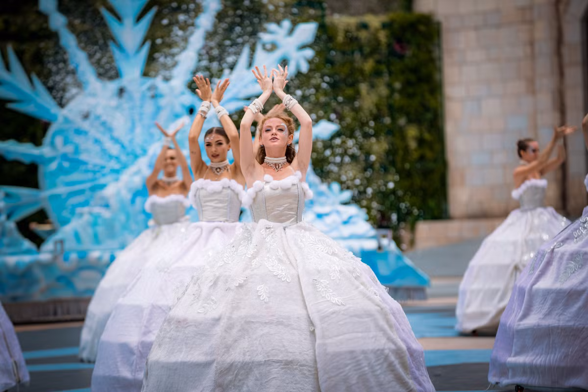 Hang nghin du khach do den Ba Na moi ngay xem show “Vu hoi Anh Duong”-Hinh-7