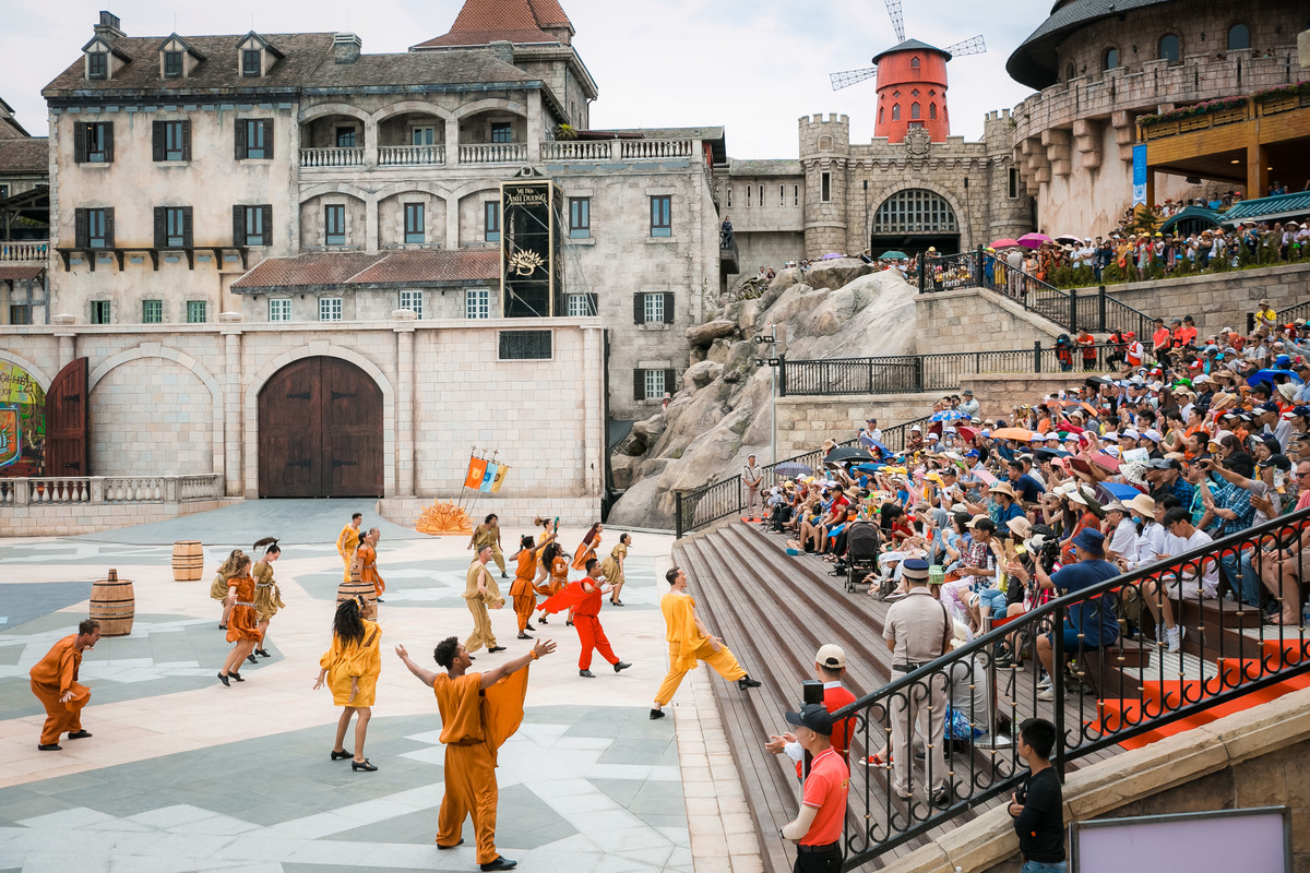 Hang nghin du khach do den Ba Na moi ngay xem show “Vu hoi Anh Duong”-Hinh-6