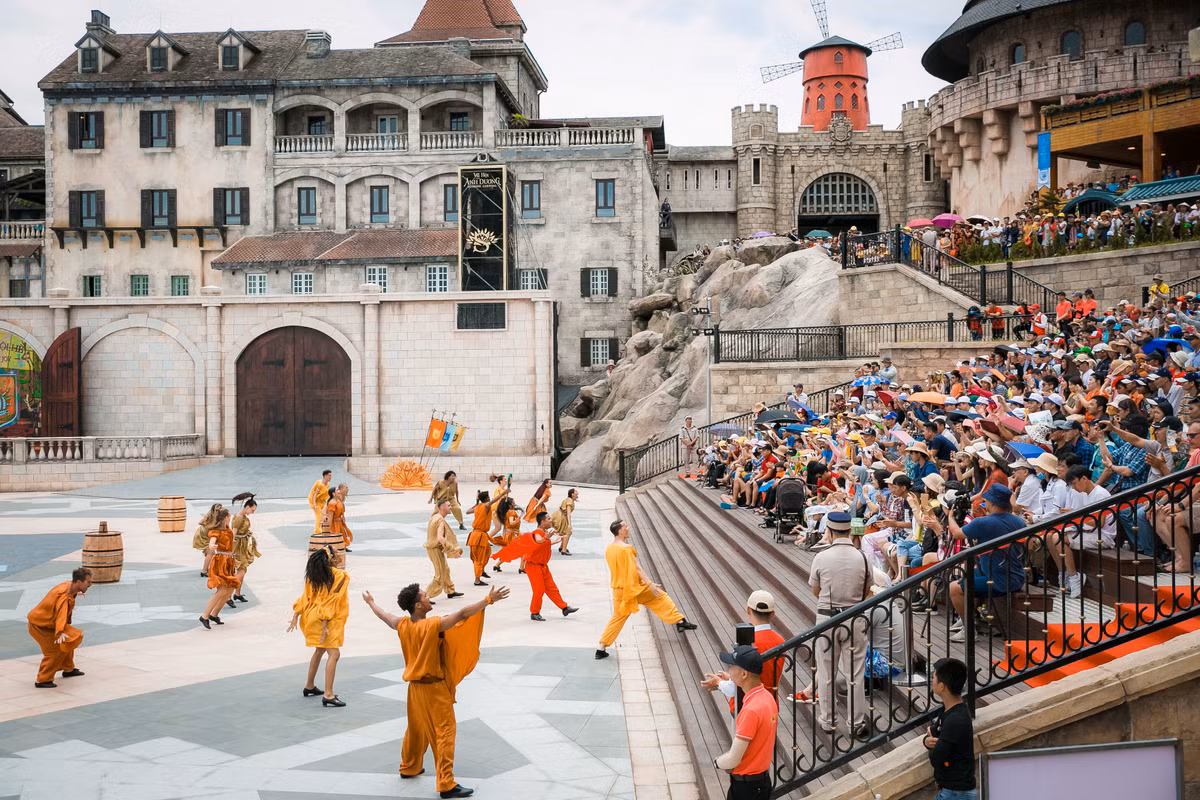 Hang nghin du khach do den Ba Na moi ngay xem show “Vu hoi Anh Duong”-Hinh-6