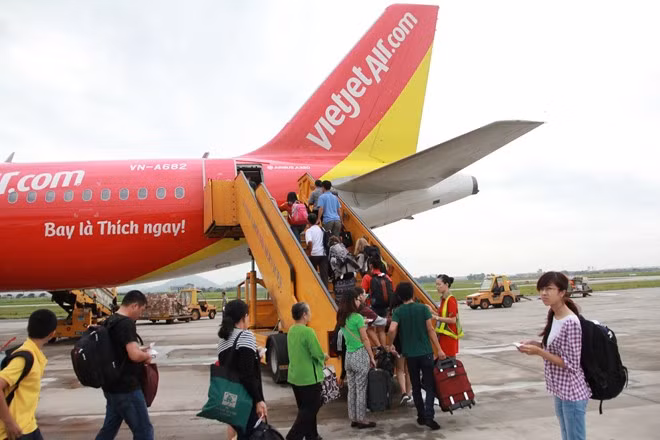 Khach hang to bi Vietjet Air ''hanh xac'' sau huy chuyen bay