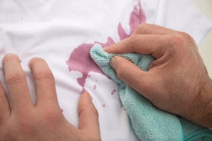 Giặt quần áo với giấm trắng theo cách này sạch bất ngờ Giat quan ao voi giam trang theo cach nay sach bat ngo