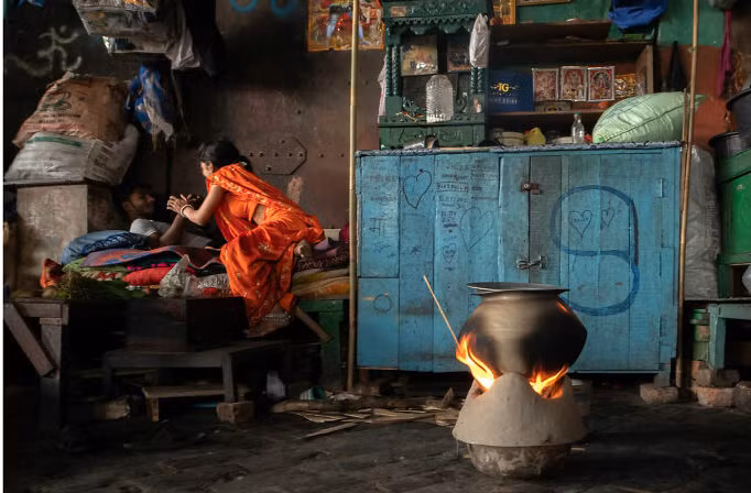 Cuộc sống của người dân khắp thế giới hiện lên chân thực trong những bức hình của nhiếp ảnh gia Andrés Ramos được đăng tải trên trang Bored Panda. Bức ảnh này chụp bên trong một ngôi nhà ở Kolkata, Ấn Độ. (Nguồn ảnh: BP)