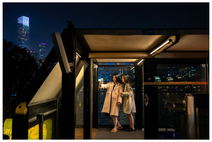 Hai cô gái chụp ảnh tại một địa điểm ở Quảng Châu, Trung Quốc.