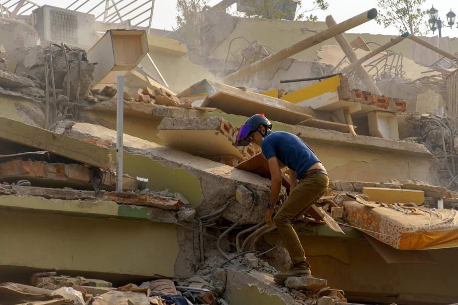 Toan canh Myanmar “chay dua voi thoi gian” tim nan nhan dong dat-Hinh-4