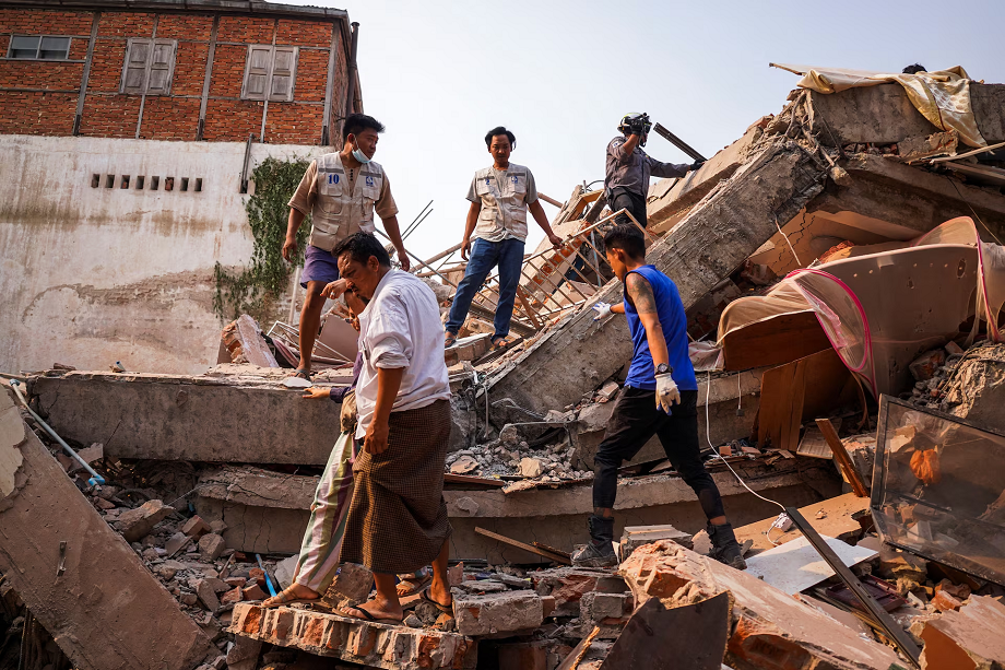 Toan canh Myanmar “chay dua voi thoi gian” tim nan nhan dong dat-Hinh-2