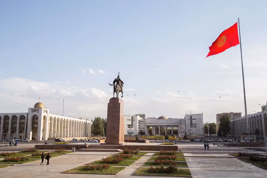 Kyrgyzstan có tên gọi bắt nguồn từ tiếng Turkic "kyrg" (có nghĩa là bốn mươi), và "yz" (có nghĩa bộ lạc) với hậu tố tiếng Ba Tư "-stan" (quốc gia). Tên gọi của đất nước này có nghĩa là "Vùng đất của bốn mươi bộ lạc", ám chỉ 40 gia tộc được thống nhất bởi người anh hùng dân tộc huyền thoại Manas. Ảnh: Brittannica.
