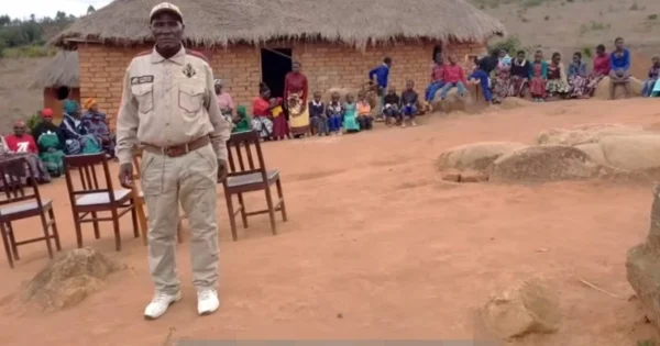 Khu nhà của ông Kapinga trông giống như một ngôi làng nhỏ, mỗi bà vợ có một ngôi nhà. Họ làm các công việc và chăm sóc cho những đứa con. Ảnh: Afrimax.