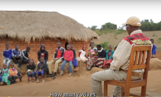 Năm 1961, Kapinga kết hôn với người vợ đầu tiên và một năm sau đó, hai người chào đón đứa con đầu lòng. Tuy nhiên, Kapinga chia sẻ, cha ông nói rằng một người vợ là không đủ và đồng ý trả của hồi môn nếu ông lấy thêm vợ và sinh thêm con. Ảnh: Youtube.