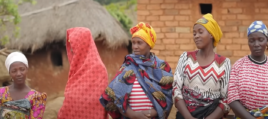 Những người vợ của ông Kapinga cho biết họ chấp nhận như vậy vì ông Kapinga là người chồng tốt. Họ sống hòa thuận và không có sự ghen tuông. Ảnh: Youtube.