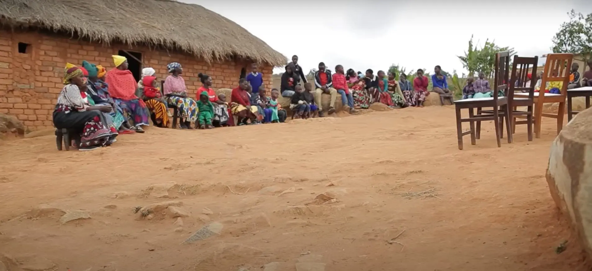 Cha của Kapinga đã trả lại của hồi môn cho 5 người vợ đầu tiên của con trai. Có thời điểm, Kapinga có tới 20 người vợ cùng chung sống. Tuy nhiên, một số người sau đó rời đi hoặc qua đời. Ảnh: Pulse.