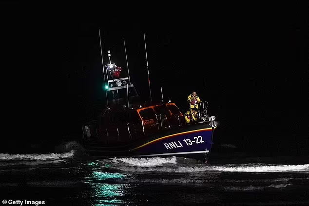 Tổng cộng, 36 thủy thủ được cứu sau khi rời khỏi tàu chở nhiên liệu. Ảnh: Getty.