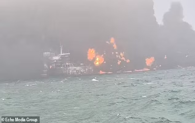 Được biết, tàu Solong gặp nạn khi đang di chuyển từ cảng Grangemouth của Scotland đến Rotterdam ở Hà Lan. Khi tàu di chuyển với tốc độ 16 hải lý/giờ dọc theo bờ biển phía đông nước Anh, thủy thủ đoàn dường như không nhìn thấy chiếc tàu chở dầu khổng lồ neo đậu phía trước nên đâm vào mạn tàu. Ảnh: Echo Media Group.