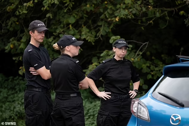 Người phát ngôn của Sở Cảnh sát Hampshire thông tin: "Cảnh sát nhận được tin báo về việc bé Annabel mất tích khỏi nhà riêng ở đường Forge, Kingsley, Bordon, vào khoảng 17h chiều 10/9/2023. Bé được tìm thấy không lâu sau đó tại một ao nước và được đứa tới bệnh viện nhưng được tuyên bố tử vong vào ngày 11/9/2023". Ảnh: SWNS.