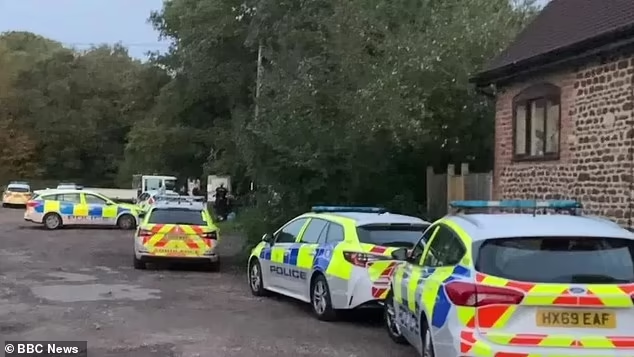 "Chúng tôi không biết người bị bắt giữ là ai", một hàng xóm cho hay. Ảnh: BBC.