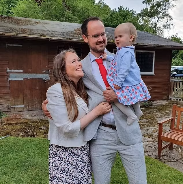 Cha mẹ của bé Annabel rất đau lòng sau cái chết của con gái. Cha của bé, Mackey, xúc động chia sẻ: "Annabel là một bé gái xinh đẹp, luôn vui vẻ. Bé thích nghe kể chuyện, búp bê và thích cười, mang lại rất nhiều niềm vui cho cuộc sống của chúng tôi. Chúng tôi rất nhớ con". Ảnh: DM.