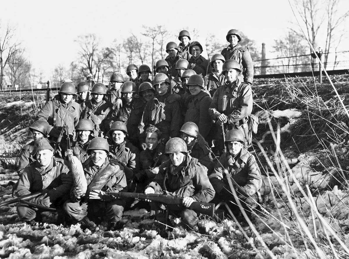 Một nhóm công binh Mỹ chiến đấu trong vùng tuyết tan của nước Pháp tháng 2/1945.