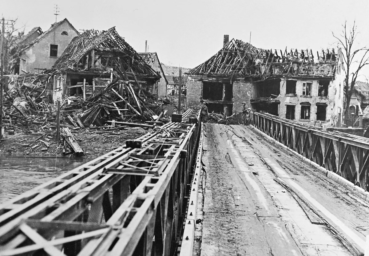 Cầu Bischwiller Bailey, bắc qua sông Moder ở xã Bischwiller của Pháp, bị phá hủy trong Chiến tranh Thế giới thứ hai.