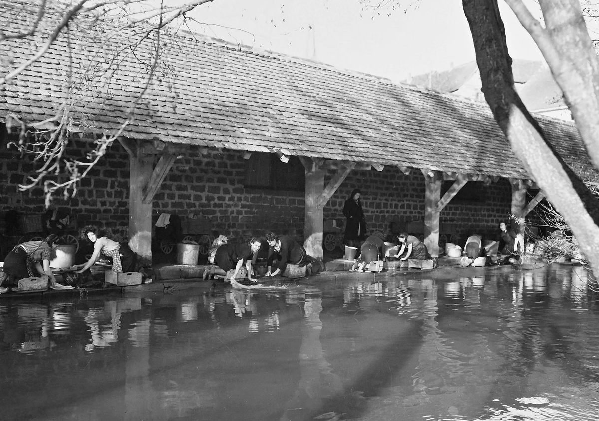 Những cô gái giặt quần áo theo cách truyền thống tại Steinbourg tháng 3/1945.