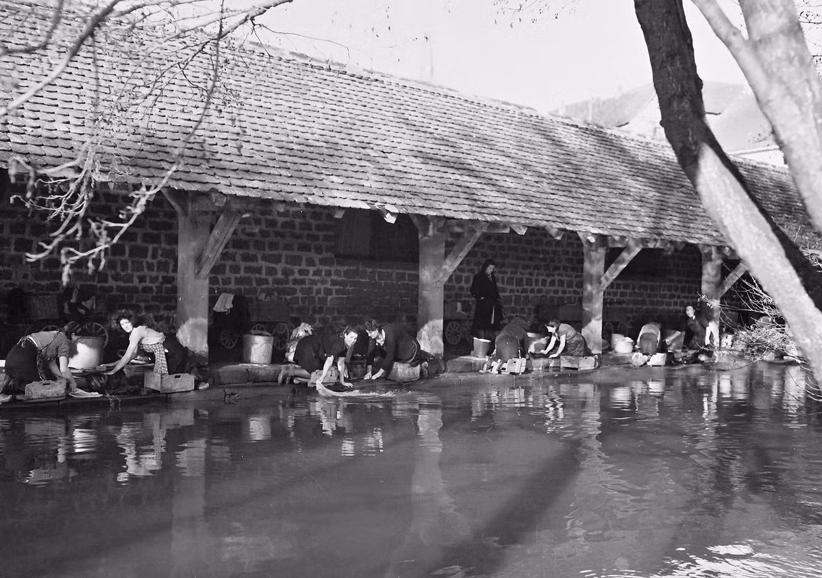Những cô gái giặt quần áo theo cách truyền thống tại Steinbourg tháng 3/1945.