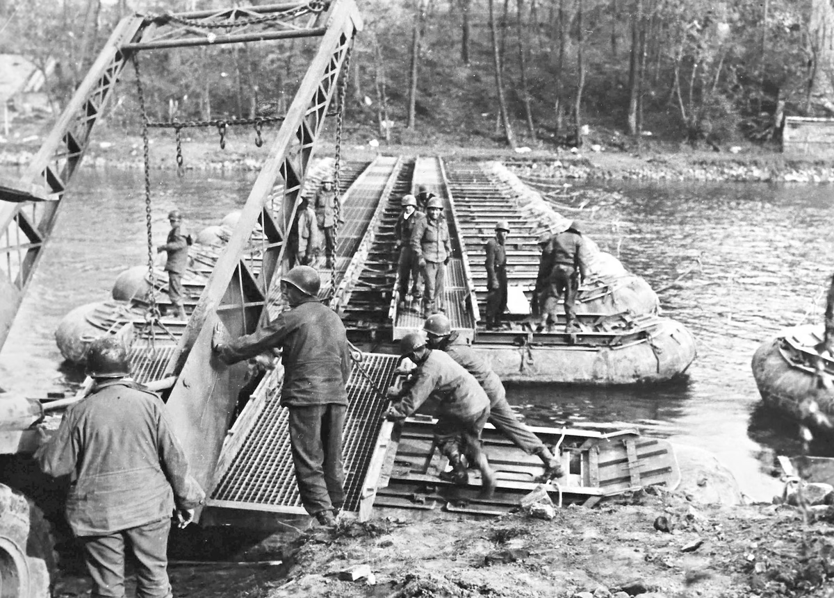 Công binh Mỹ xây dựng một cây cầu phao tạm thời bắc qua sông Neckar, trước khi bị hỏa lực pháo binh Đức tấn công.