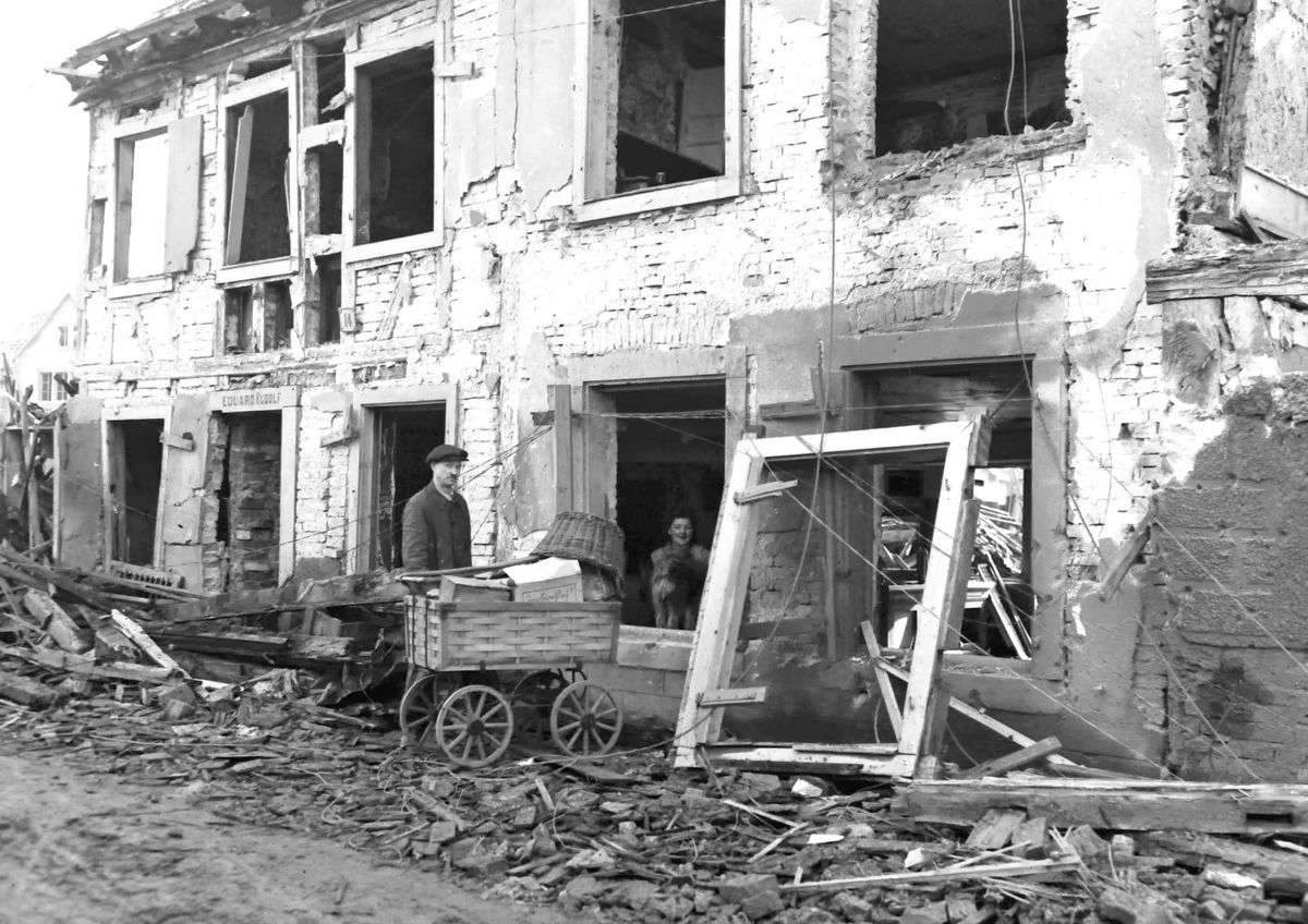 Gia đình Rudolf tìm những đồ đạc còn sử dụng được trong ngôi nhà bị phá hủy bởi đạn pháo tại Bischwiller, Pháp, tháng 2/1945.