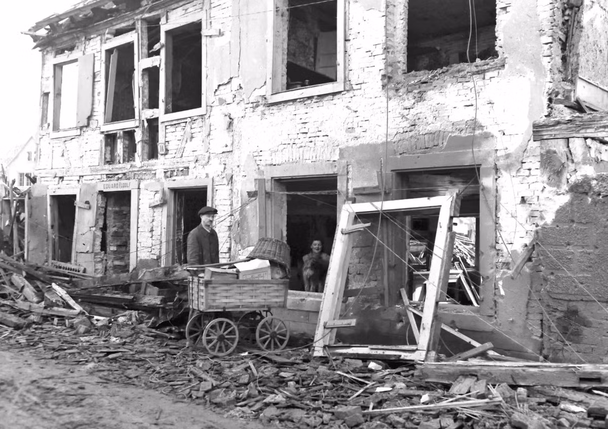 Gia đình Rudolf tìm những đồ đạc còn sử dụng được trong ngôi nhà bị phá hủy bởi đạn pháo tại Bischwiller, Pháp, tháng 2/1945.