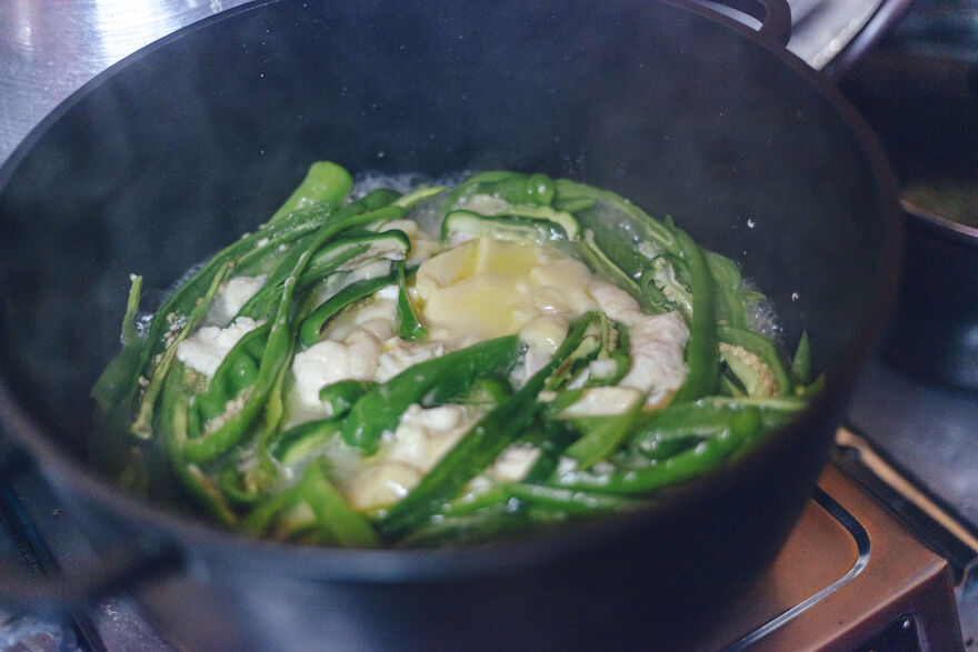 Món ăn truyền thống của Bhutan rất cay. Tuy nhiên, Emadazi là món ăn phổ biến, có vị cay nhẹ nhờ phô mai.