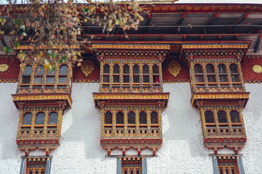 Bhutan là một quốc gia đang phát triển. Điện thoại thông minh phổ biến ở nước này, đặc biệt là trong giới trẻ.