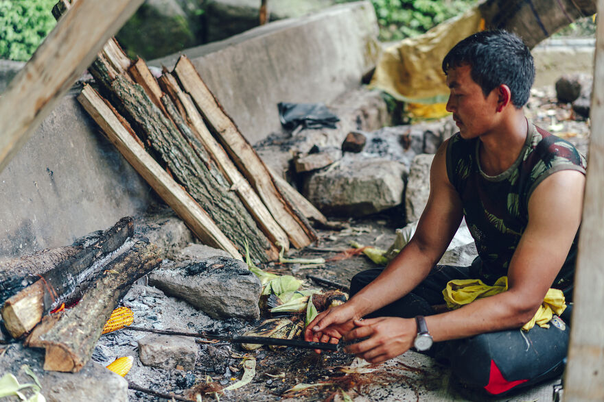 Người dân bán ngô nướng.
