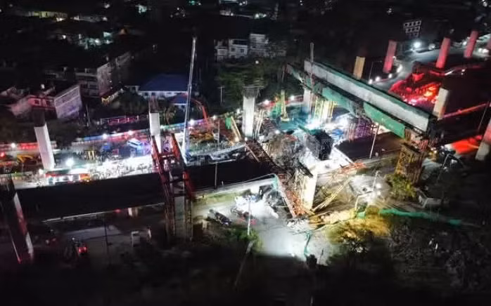 Được biết, hàng chục công nhân có mặt tại hiện trường khi vụ sập xảy ra. Ảnh: JS100 Radio.