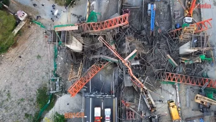 Một công nhân tại hiện trường cho biết đã nghe thấy tiếng động lớn phát ra từ công trình trước khi nó đổ sập trong lúc đổ bê tông để nối các cột. Ảnh: Khaosod.