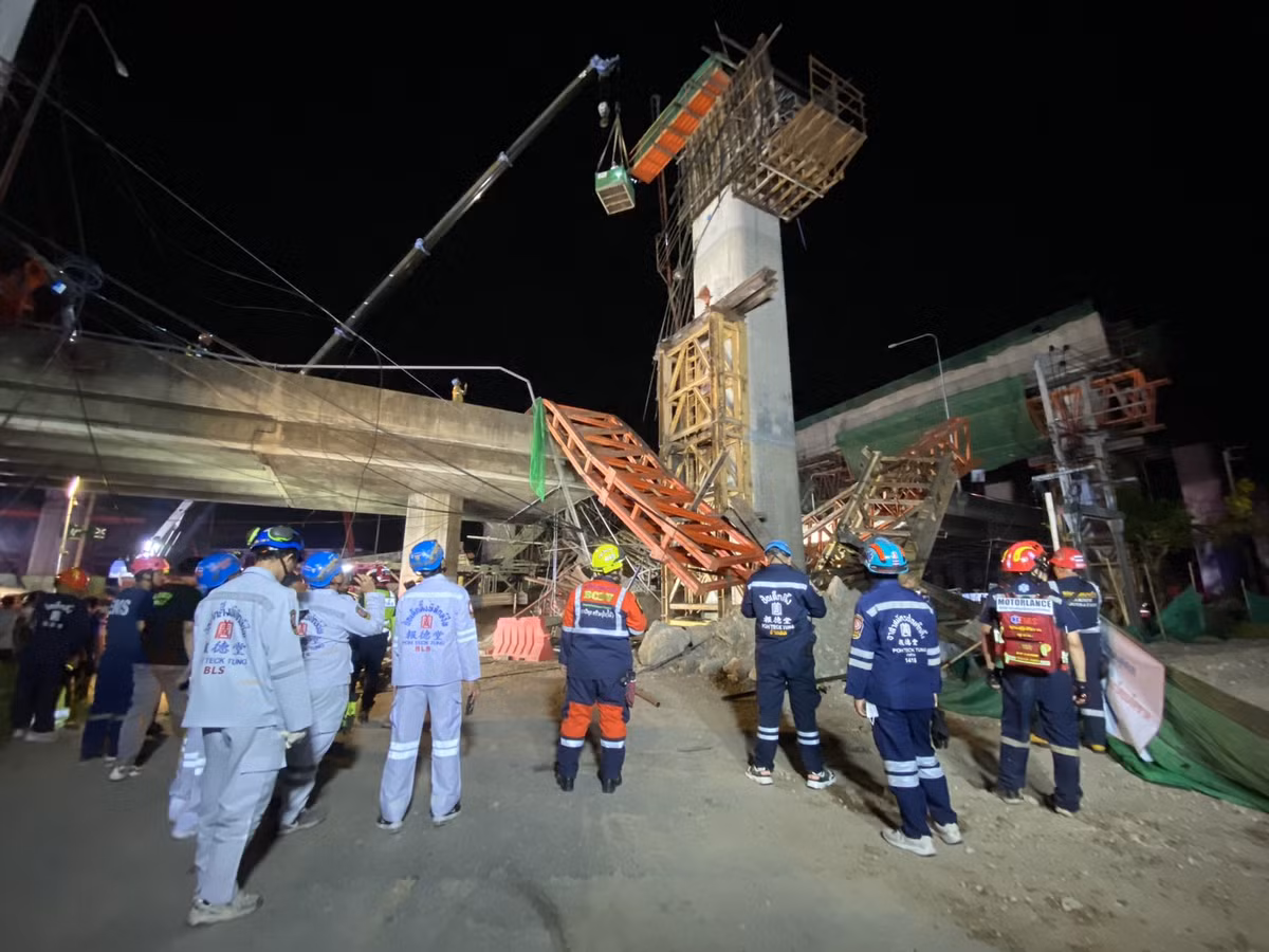 Các nhà chức trách đang mở cuộc điều tra nguyên nhân vụ sập. Ảnh: Khaosod.