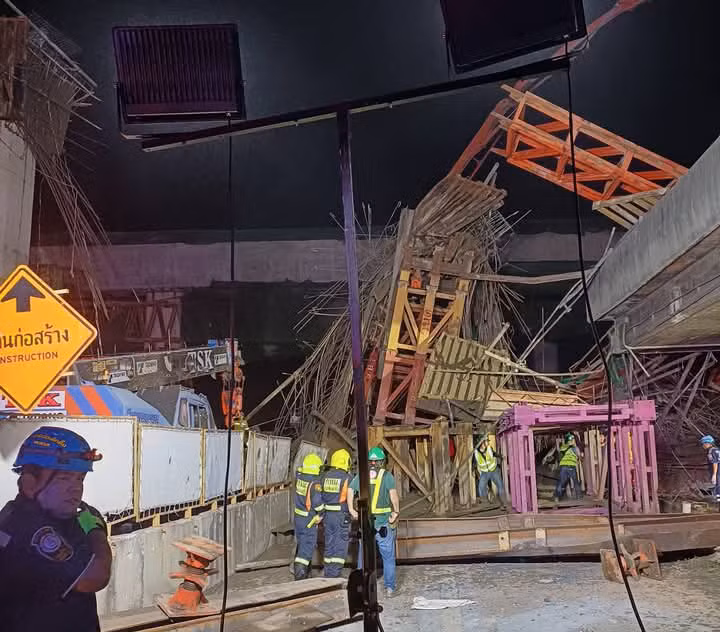 Khi đó, một dầm bê tông của cây cầu cao tốc đang thi công, nằm cách lối vào đường cao tốc khoảng 200 mét, bất ngờ đổ sập xuống. Ảnh: BP.