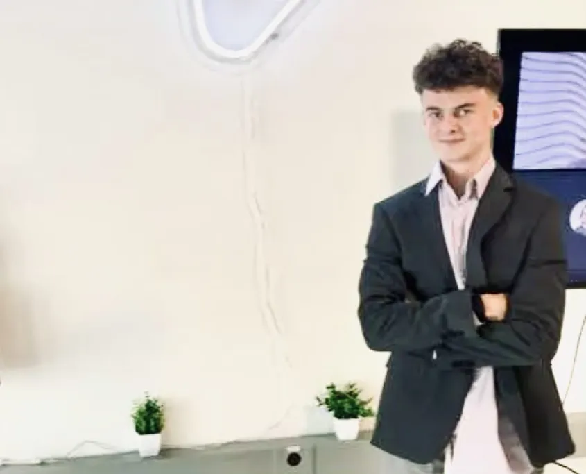 "Rất vinh dự khi được thông báo rằng tôi đã được bổ nhiệm một vị trí trong Bộ Ngoại giao Mỹ. Cám ơn các phương tiện truyền thông đã đưa tin và những người bạn đã ủng hộ tôi trên suốt chặng đường. Những điều lớn lao đang chờ đón #BigBalls", Edward Coristine viết trên mạng X. Ảnh: CDB.