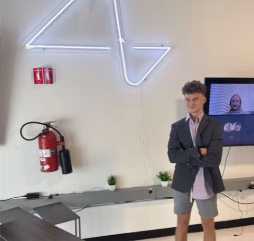 Chan dung nhan vien 19 tuoi trong Bo Hieu qua Chinh phu My-Hinh-2