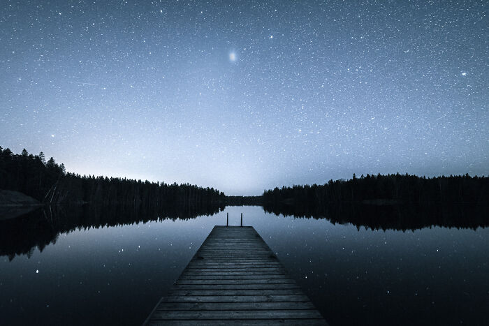 Hồ nước tĩnh lặng vào ban đêm.