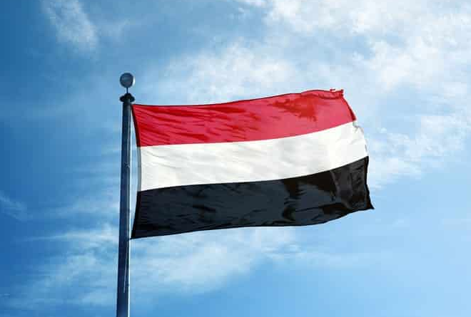 Quốc kỳ Yemen có màu đỏ, trắng và đen. Màu đen tượng trưng cho những ngày đen tối trong quá khứ, màu trắng tượng trưng cho tương lai tươi sáng và màu đỏ tượng trưng cho máu của cuộc đấu tranh giành độc lập và thống nhất. Ảnh: Shutterstock.