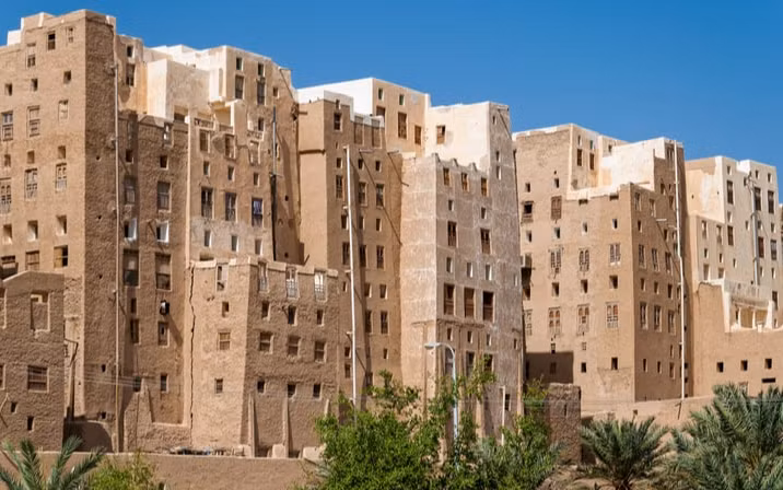 Những người đam mê kiến trúc và lịch sử sẽ thích thành phố cổ Shibam. Là Di sản thế giới được UNESCO công nhận, thành phố này có hơn 500 tòa tháp được xây hoàn toàn bằng gạch bùn. Ảnh: FI.