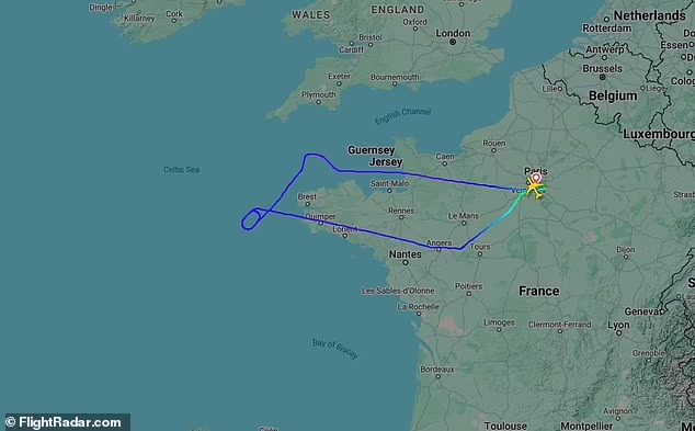 May bay quay dau giua khong trung vi hanh khach mat dien thoai-Hinh-2