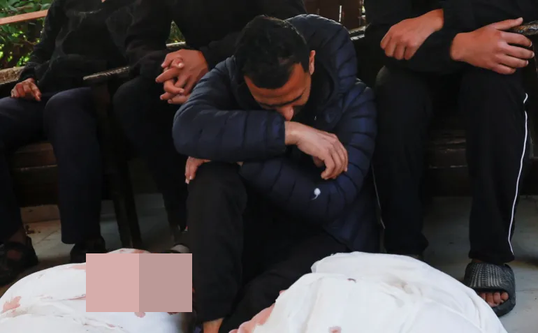 Trong đó, một cuộc oanh kích đã khiến 17 thành viên của một gia đình ở Rafah thiệt mạng. Ảnh: Reuters.