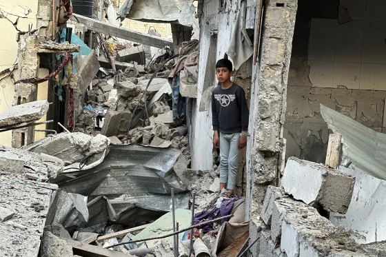 Một bé trai đứng giữa đống đổ nát tại khu trại tị nạn Nuseirat ở Khan Younis, ngày 18/3. Ảnh: Anadolu.