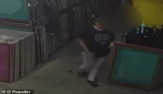 Ghen ti dong nghiep duoc thang chuc, nu cong nhan lam dieu kinh hai